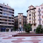 Pla general de la plaça d'Alfons XII de Tortosa, amb l'entrada de l'aparcament, al fons.