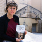 L'escriptora de Móra d'Ebre, Cristina Fornós, amb un exemplar de la seva primera novel·la, 'La terra del silenci trencat'.