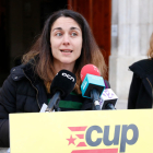 Imatge d'Eva Miguel, regidora de la CUP de Tarragona, durant la roda de premsa.