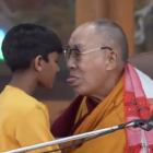 El Dalai Lama saca la lengua a un niño al que acaba de besar en la boca durante un acto público, en abril de 2023