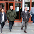 Imatge de l'exprofessor a la sortida dels jutjats de Reus, acompanyat dels seus advocats.
