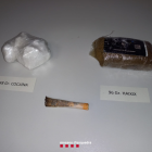 Durante el registro localizaron una pieza de 96 gramos de hachís y una bolsa con 48 gramos de cocaína a uno de los ocupantes.