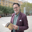 El periodista i escriptor vila-secà, a la plaça de la Llibertat de Reus.