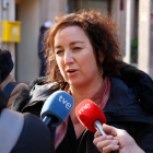 La portavoz del PSC, Alícia Romero, atendiendo a los medios en la plaza del Blat de Valls.