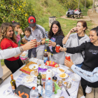 Una familia comiendo la mona en el Parc del Río Francolí.