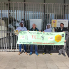 Membres de JARC davant la subdelegació del Govern espanyol a Tarragona per reclamar un pla per salvar l'apicultura.