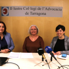 Estela Martín, Maria José Bertomeu i Maria Teresa Prats en la presentació del balanç dels serveis de mediació.