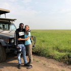 La falda Pilar Millan junto a su marido Henry Mwakajumba frente a un vehículos con los que realizan rutas por Tanzania.