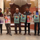 Los organizadores con los carteles de las actividades a celebrar del mes del Comercio Justo y la Economía Social.