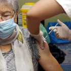 Vacunació de covid-19 a una senyora major de 60 anys.