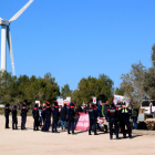 Una veintena de manifestantes en la inauguración de los nuevos aerogeneradores.