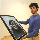 Xavi Pinyol con el cuadro 'Personalitats', que ilustra el cartel de la exposición.