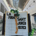 Imatge d'un photocall dedicat a la Diada de Sant Jordi a la Fira Centre Comercial de Reus.