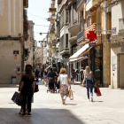 Persones caminant per l'Eix Comercial de Lleida