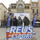 L'alcalde de Reus, Carles Pellicer, amb la padelista Ari Sánchez i el regidor d'Esports, Pep Cuerba.