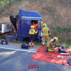 Els Bombers intentant alliberar el camioner atrapat a la cabina després de patir un accident a la C-12 a Tivissa.