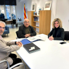 El secretario general del departamento de Universidades, Quim Nin, el consejero Joaquim Nadal y la alcaldesa de Tortosa, Meritxell Roigé.