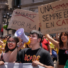 Manifestantes en la Plaza Sant Jaume en una nueva huelga de docentes en Barcelona.