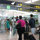 Cua per passar el control de seguretat a l'aeroport de Barcelona-el Prat.