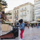 El violinista Danylo Vasylencho, tocant a la plaça del Mercadal.