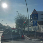 Imagen del semáforo de Reus en color verde y rojo a la vez.