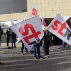 Els manifestants que s'han concentrat aquest dimarts davant del Departament de Treballa Tarragona en contra de l'acomiadament del delegat d'STR a l'empresa SGS Tarragona.