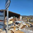 Imatge del camió d'escombraries accidentat a la Bisbal del Penedès.