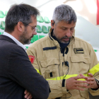L'inspector de Bombers, Miquel López, parlant amb el delegat del Govern del Penedès, David AL