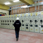 Un treballador d'Endesa supervisa una central de distribució eléctrica.