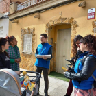 Dos dels voluntaris durant la jornada d'ahir fent una visita als veïns de la Plana.