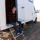 Pablo Soria, al seu camió instal·lat a la festa il·legal de Sarral des d'on fa treball de camp.