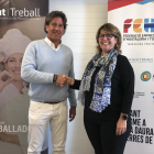 Berta Cabré, presidenta de la FEHT y Paco Lari, director general de Salut i Treball, en un momento de la firma.