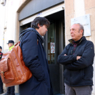 El activista del GEPEC-EdC, Santi Borràs, frente a los Juzgados de Falset con su abogado.