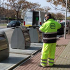 Un operari netejant els contenidors soterrats que hi ha al municipi.