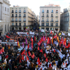 Manifestantes en la plaza Sant Jaume de Barcelona con motivo de la huelga de sanitarios y docentes.