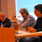 Esteve Masalles (esquerra) i Francesc Sabater (dreta), organitzadors de l'acte, amb Jordi Armadans (centre), autor, en la presentació del llibre «Pau. El valor de la vida als nostres dies».