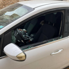 Un dels cotxes objecte de robatori amb força aquest divendres al matí a Amposta, amb el vidre de la finestreta trencat.
