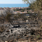 Zona de bosc cremada a Calafell molt a prop de les cases.