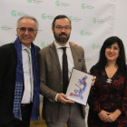 El president de l'AECC, Fede Adán, el doctor Jorge Joven i la patrona de la Fundació Científica de l'AECC, Meritxell Arenas.