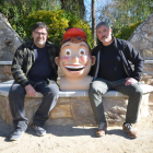 Roger Roig i Hugo Prades amb el capgròs del Patufet, aquest dijous a Valls.