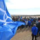 Una banderola de la Plataforma en Defensa del Ebro ondea durante la concentración en la playa del Trabucador.