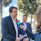 L'eurodiputat, Javi López, i el candidat a l'alcaldia de Tarragona pel PSC, Rubén Viñuales, en declaracions davant la premsa.