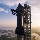 Imagen de la nave Starship acoplada a lo alto del propulsor Super Heavy, en la plataforma de lanzamiento de la base de SpaceX en Texas.
