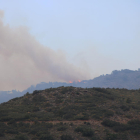 Les primeres flames de l'incendi originat a la Catalunya del Nord que entren a Portbou.