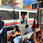 Pasajeros esperando en la estación de Castelldefels de la R2 de Rodalies este martes.