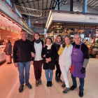 Algunos de los paradistas del Mercado Central y del Mercado del Carrilet que han colaborado en la campaña solidaria del Banc dels Aliments.