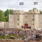 Imatge dels actors, actrius i escenaris del «Draaksteken» de Bessel, festa agermanada amb la Setmana Santa Medieval de Montblanc.