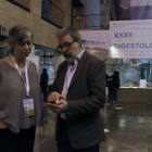 Un dels impulsors de l'app CAPatyVa, el doctor Xavier Bessa, mostra l'app a la doctora Àngels Escorsell durant el 32è Congrés de Digestologia, celebrat a Tarragona.