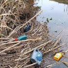 Han trobat més de vint ampolles d'oli de motor a la llera del Francolí, des del pont de l'avinguda Roma fins a la desembocadura.