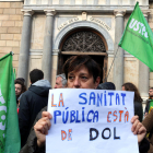 Una mujer protesta frente al Palau de la Generalitat.